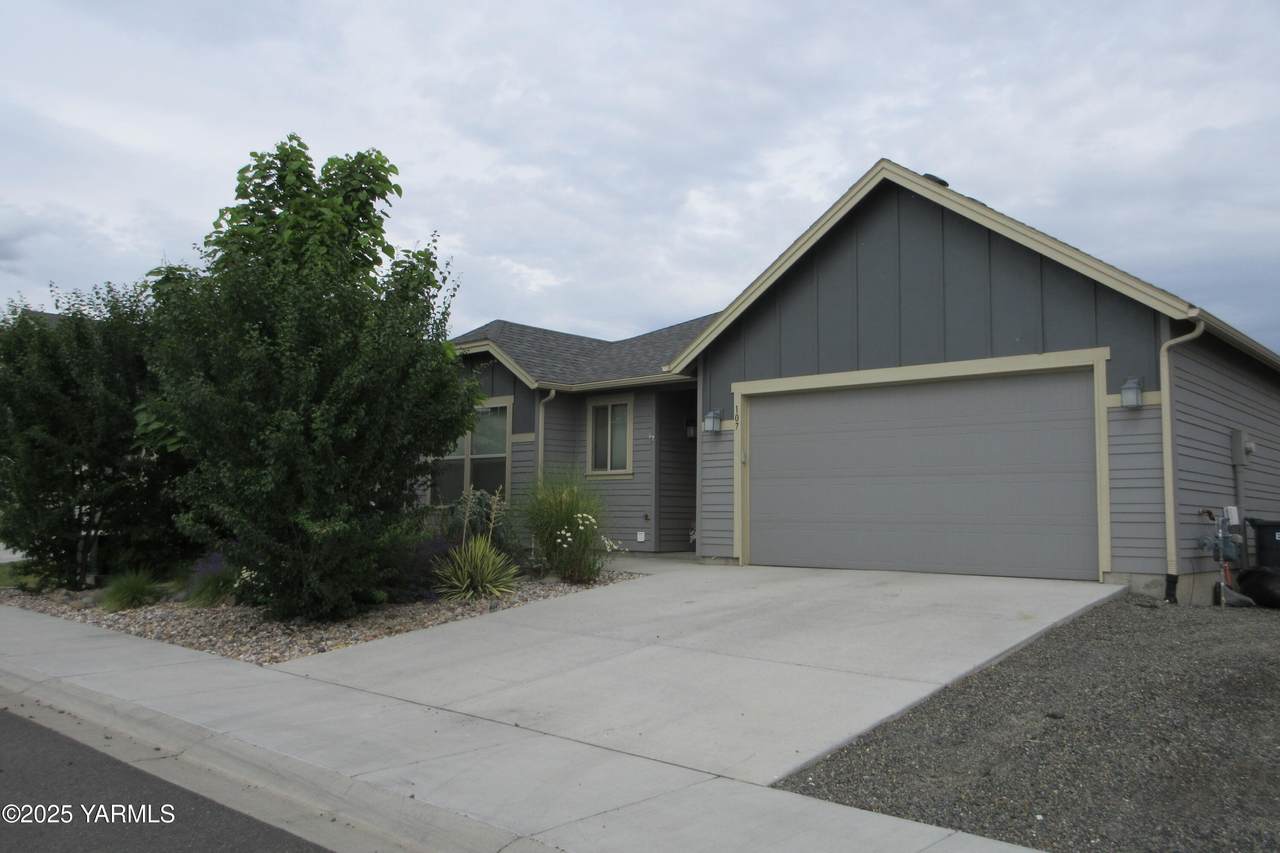 107 Palisade St - Photo 1