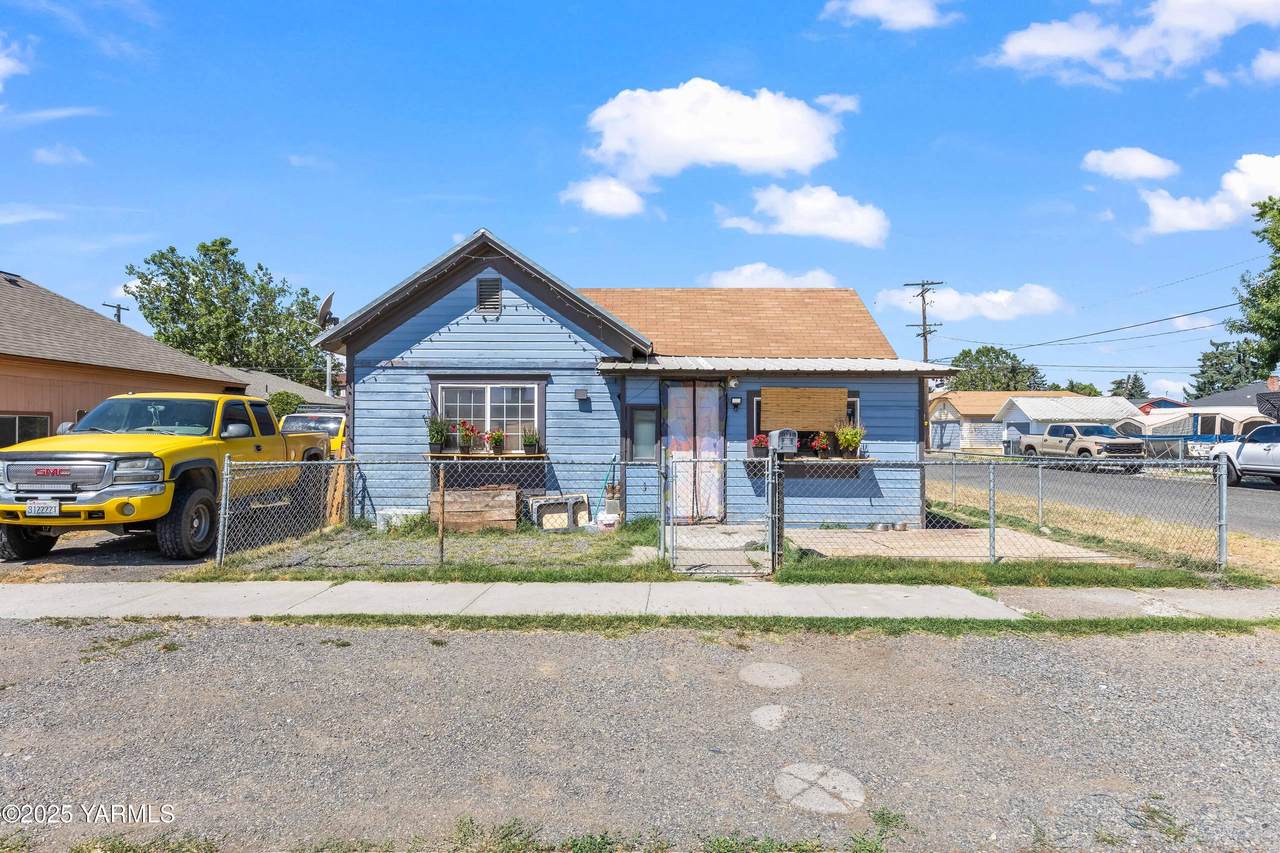 702 Naches Ave - Photo 1