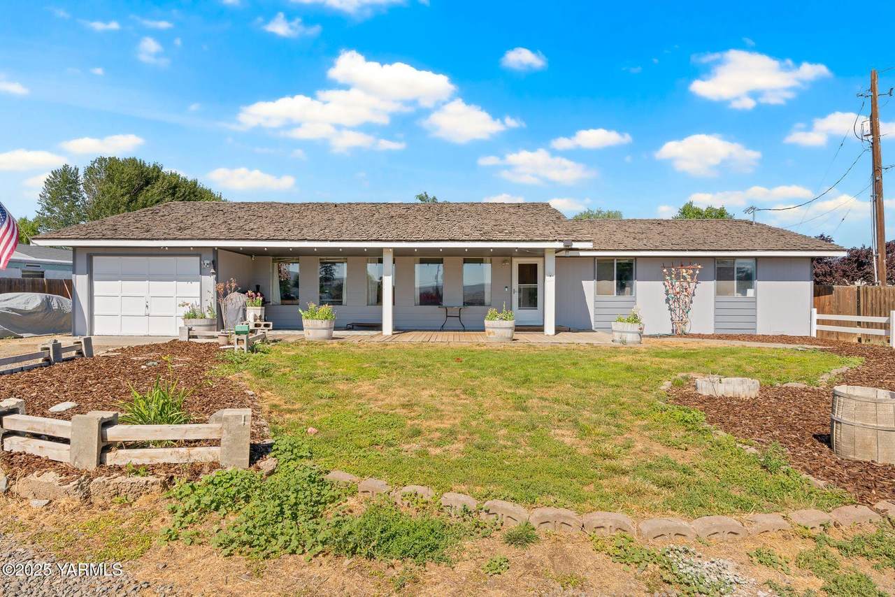 1620 Selah Loop Rd - Photo 1