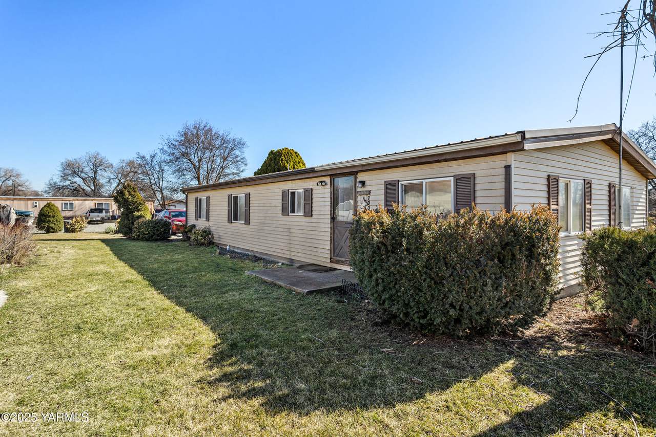 100 Gordon Ln - Photo 1