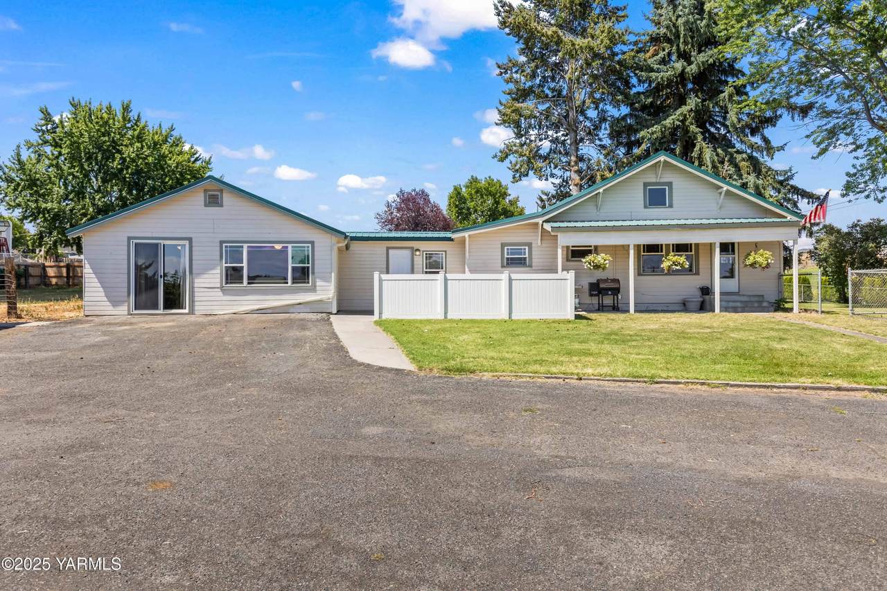 11710 Tieton Dr - Photo 1