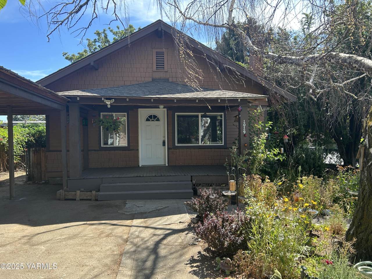 1019 21st Ave - Photo 1