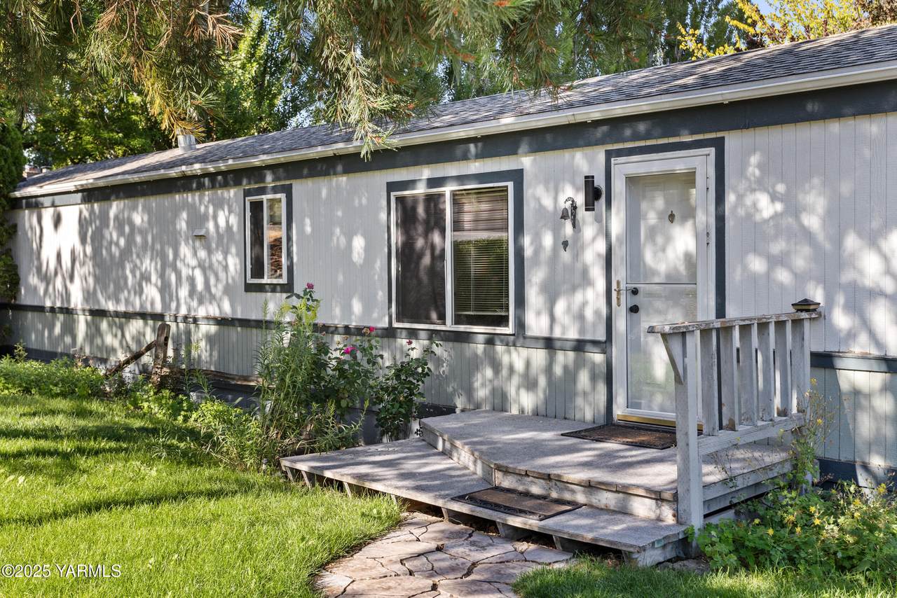 1100 Selah Heights Rd - Photo 1