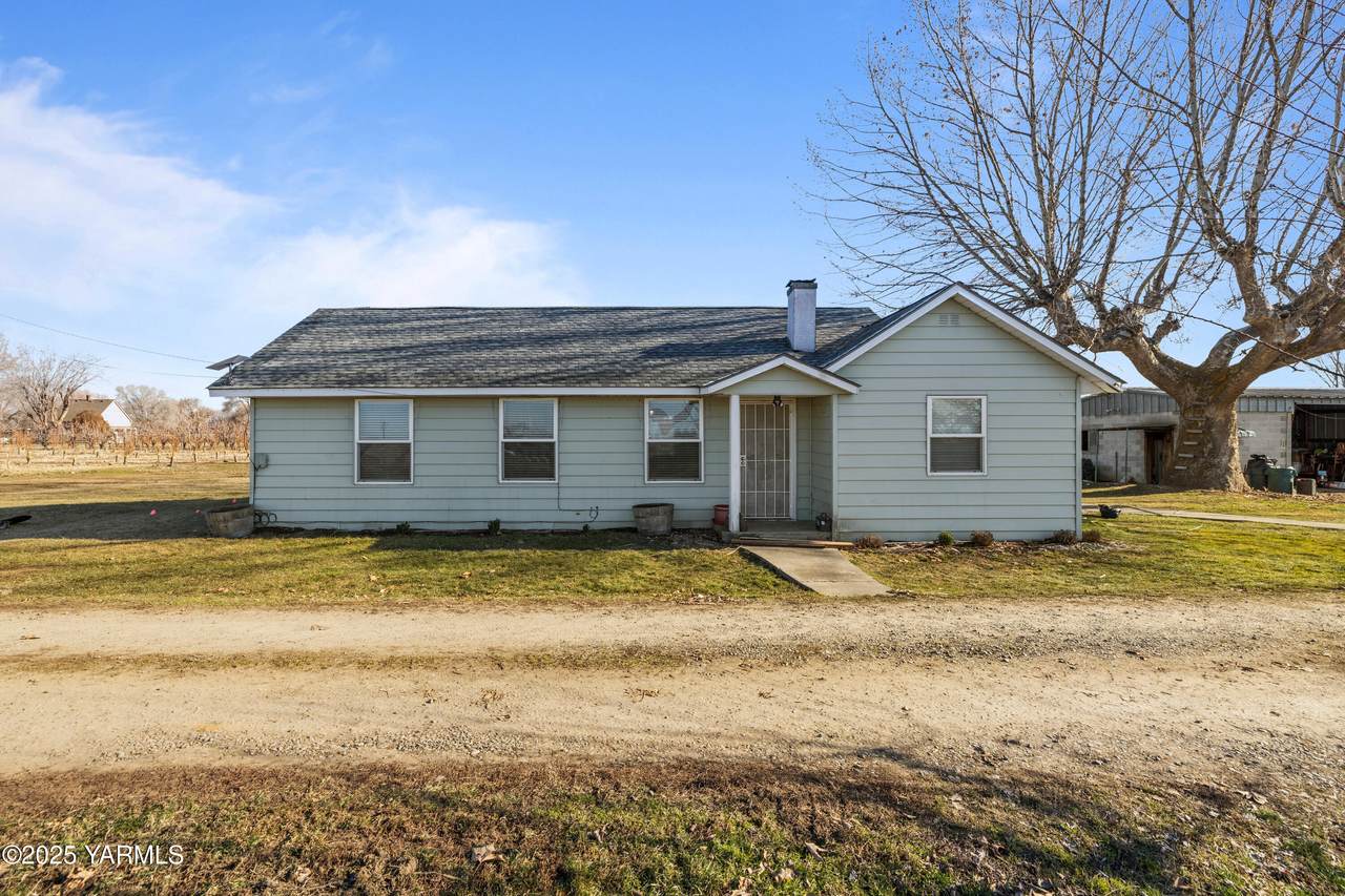 300 Martin Ln - Photo 1