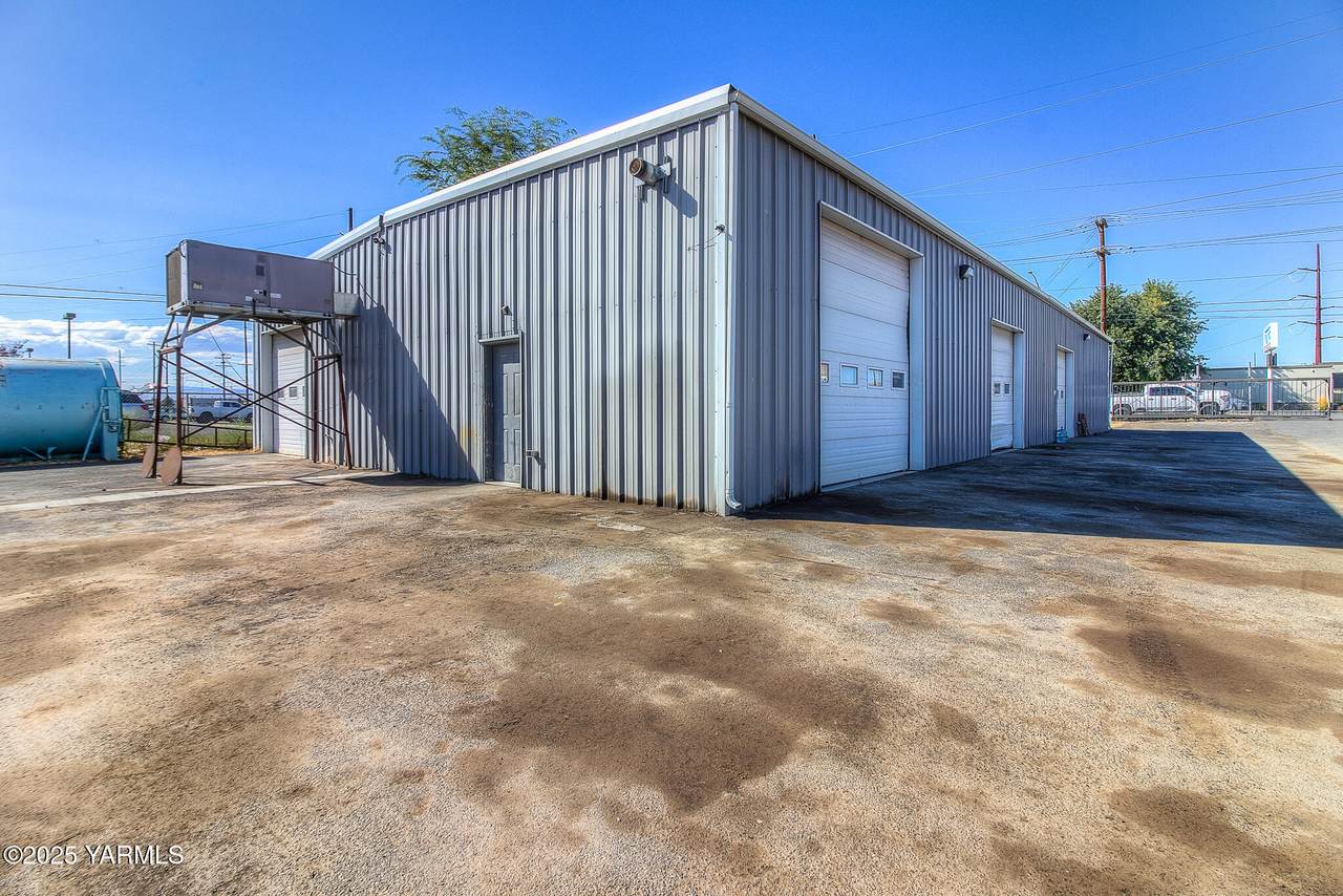 920 Ahtanum Rd - Photo 1