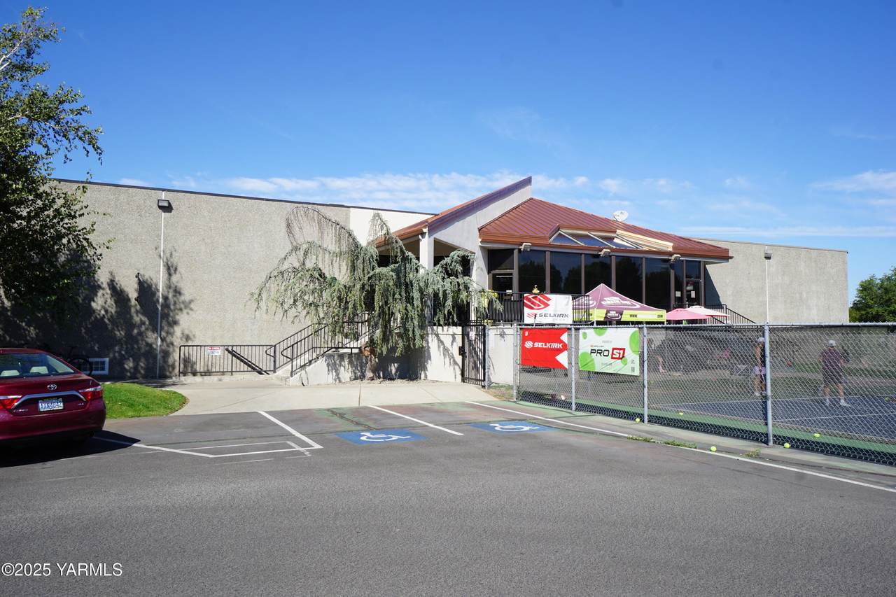 2501 Racquet Ln - Photo 1