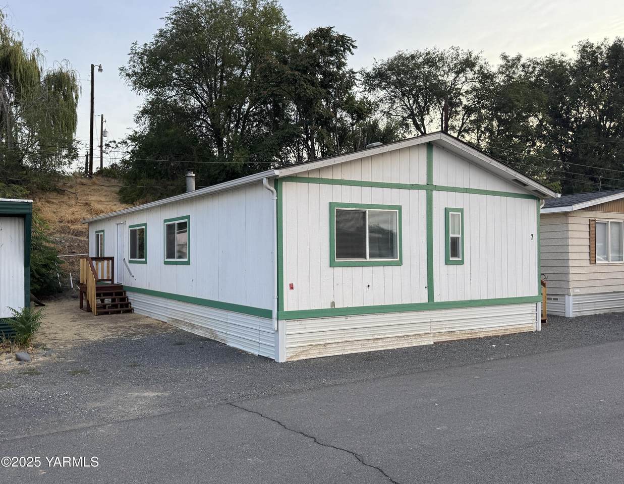 401 Moxee Ave - Photo 1