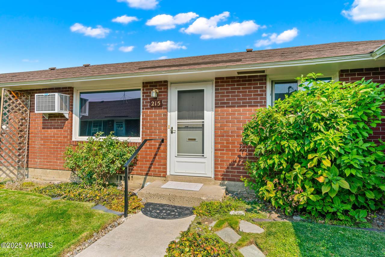 215 42nd Ave - Photo 1