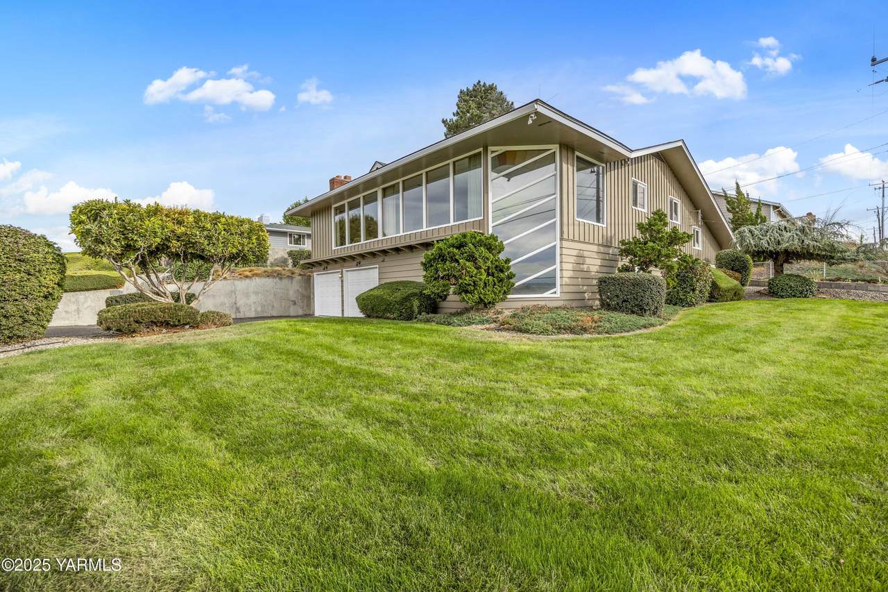 1235 Cherry Ave - Photo 1