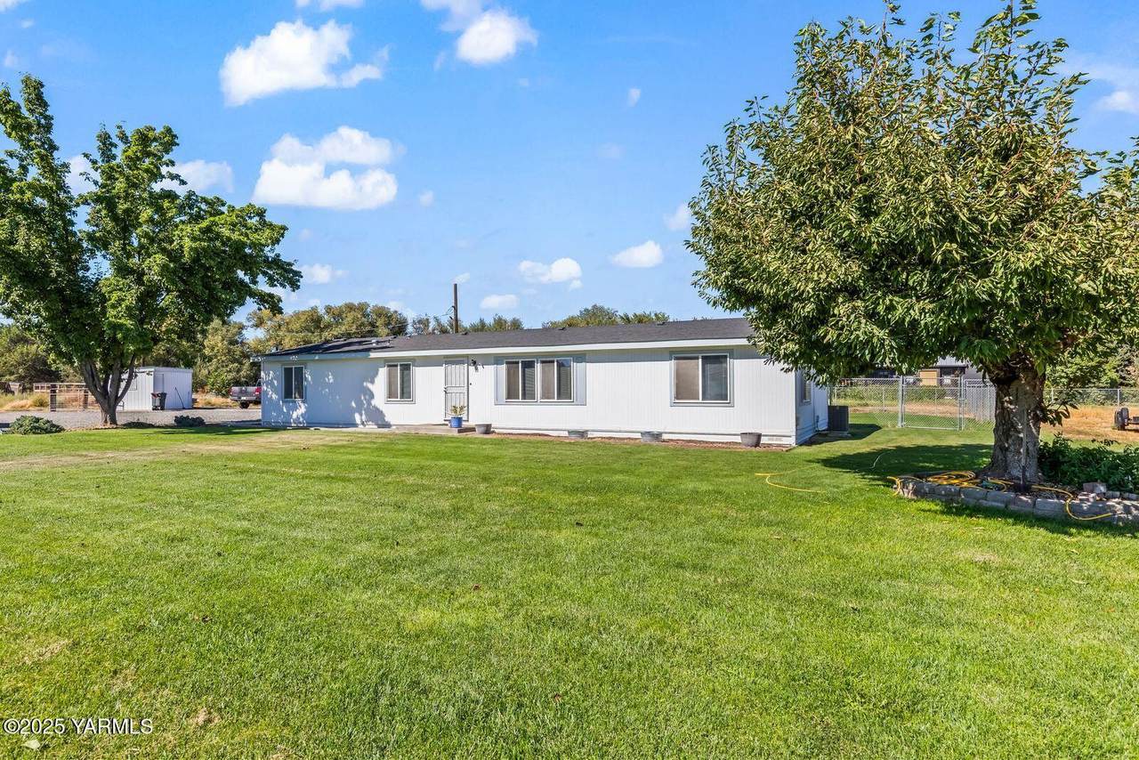 7907 Ahtanum Rd - Photo 1