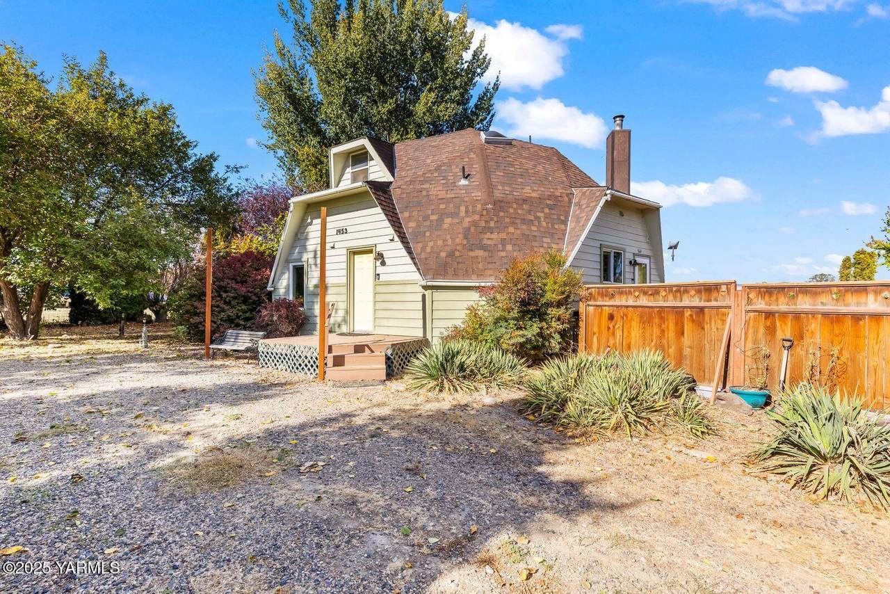 1453 Maple Grove Rd - Photo 1