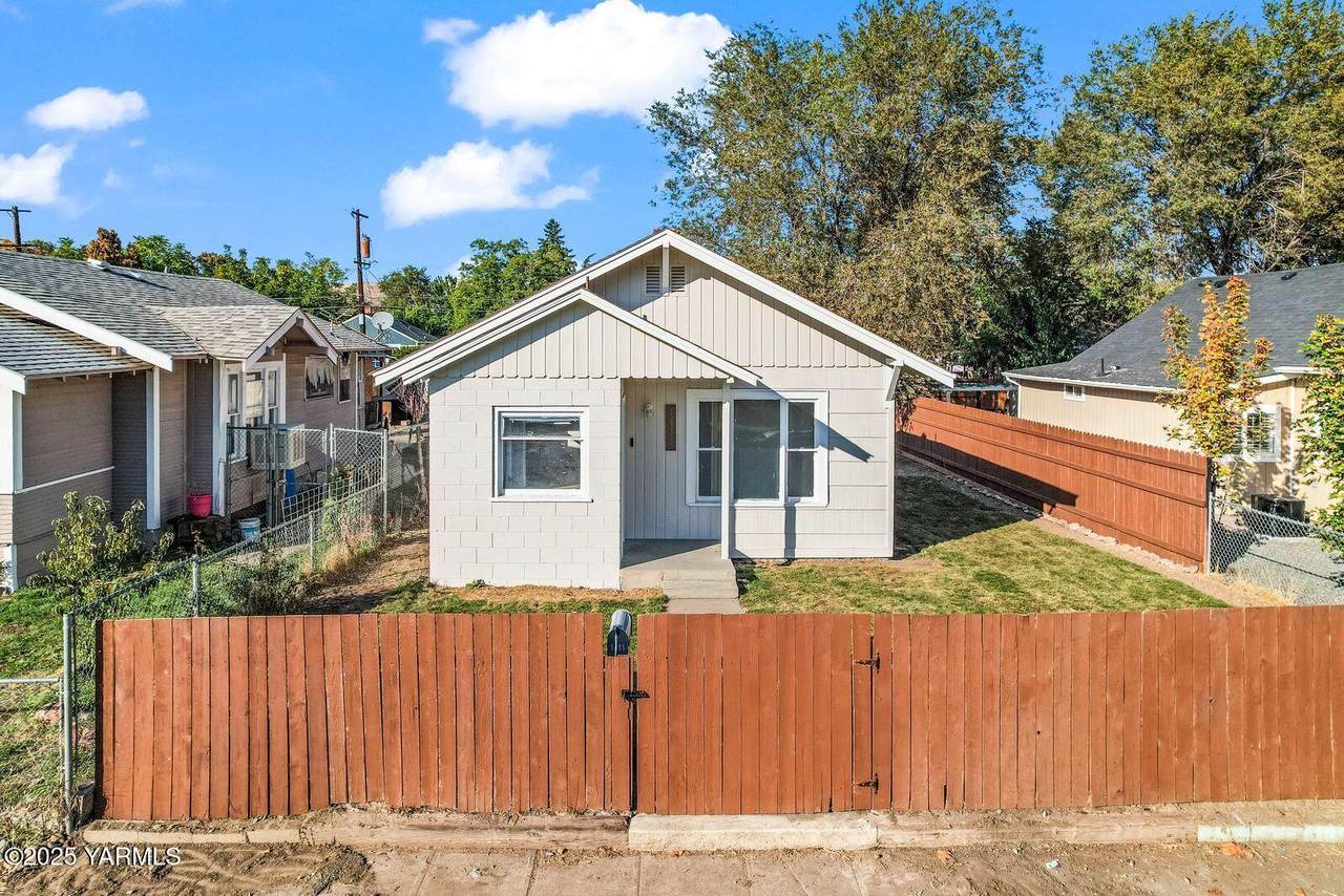 1411 Garfield Ave - Photo 1