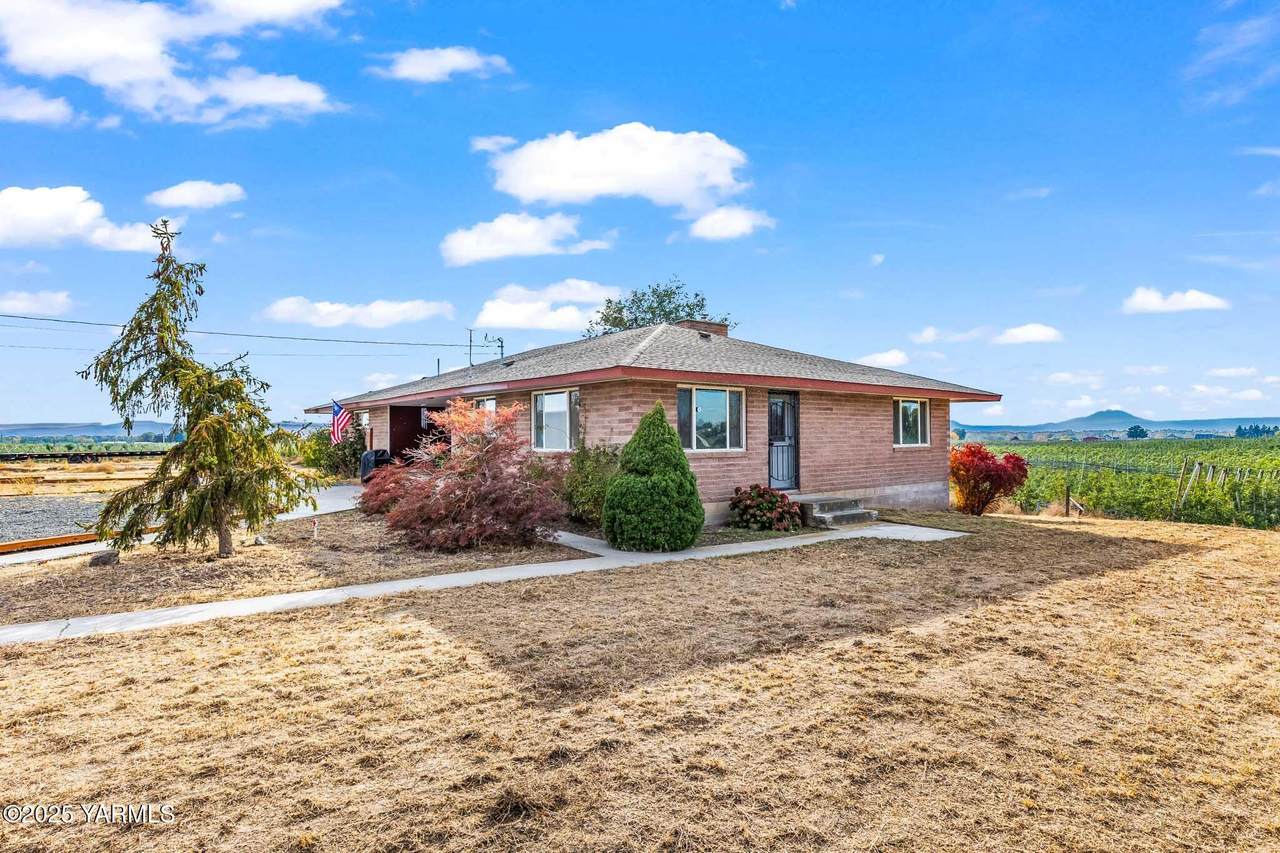 10892 Yakima Valley Hwy - Photo 1