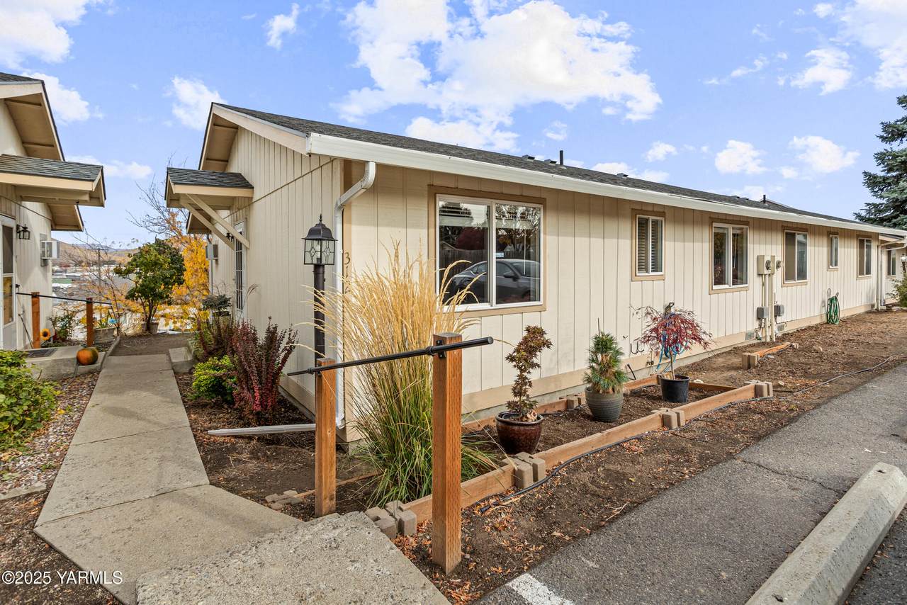 312 18th Ave - Photo 1