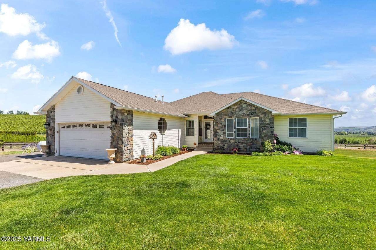 190 Shadbolt Rd - Photo 1