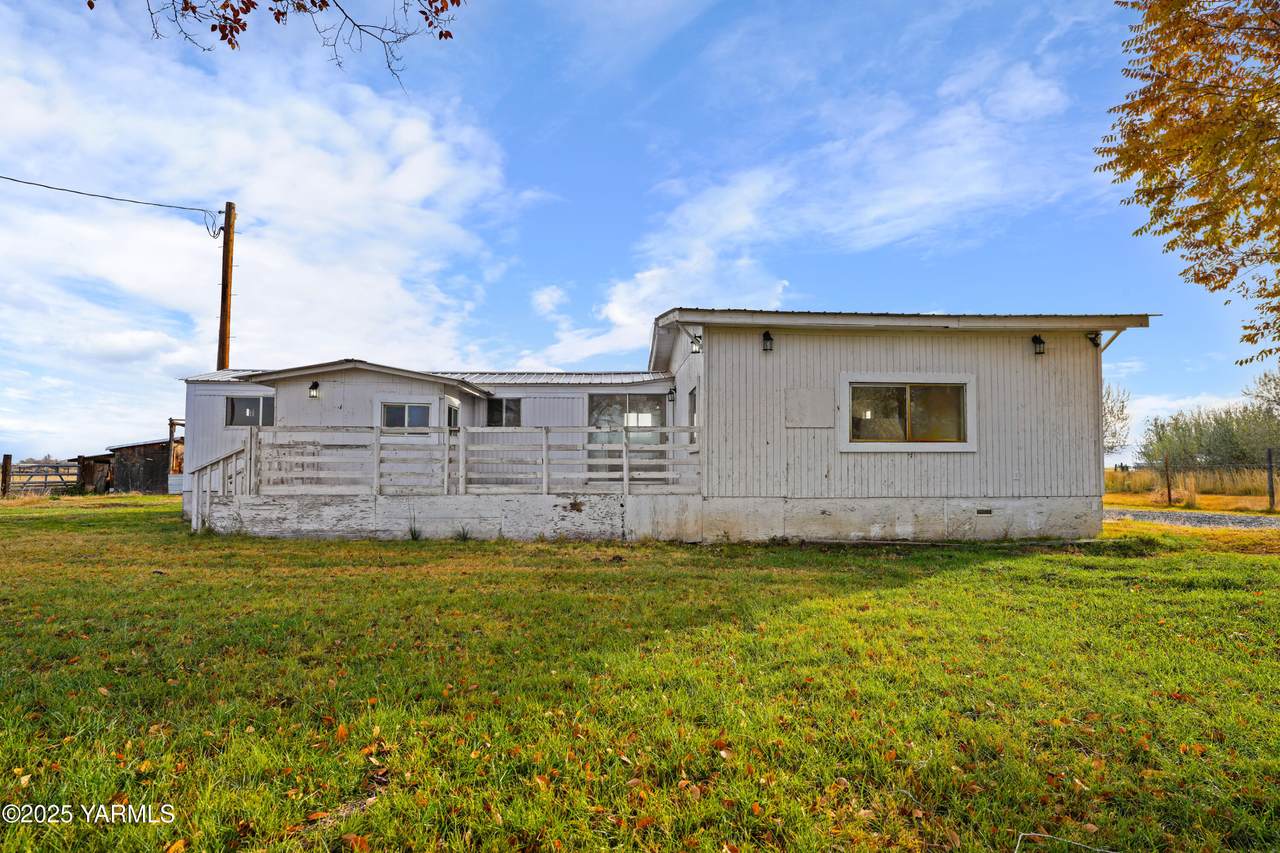 1081 Tecumseh Rd - Photo 1