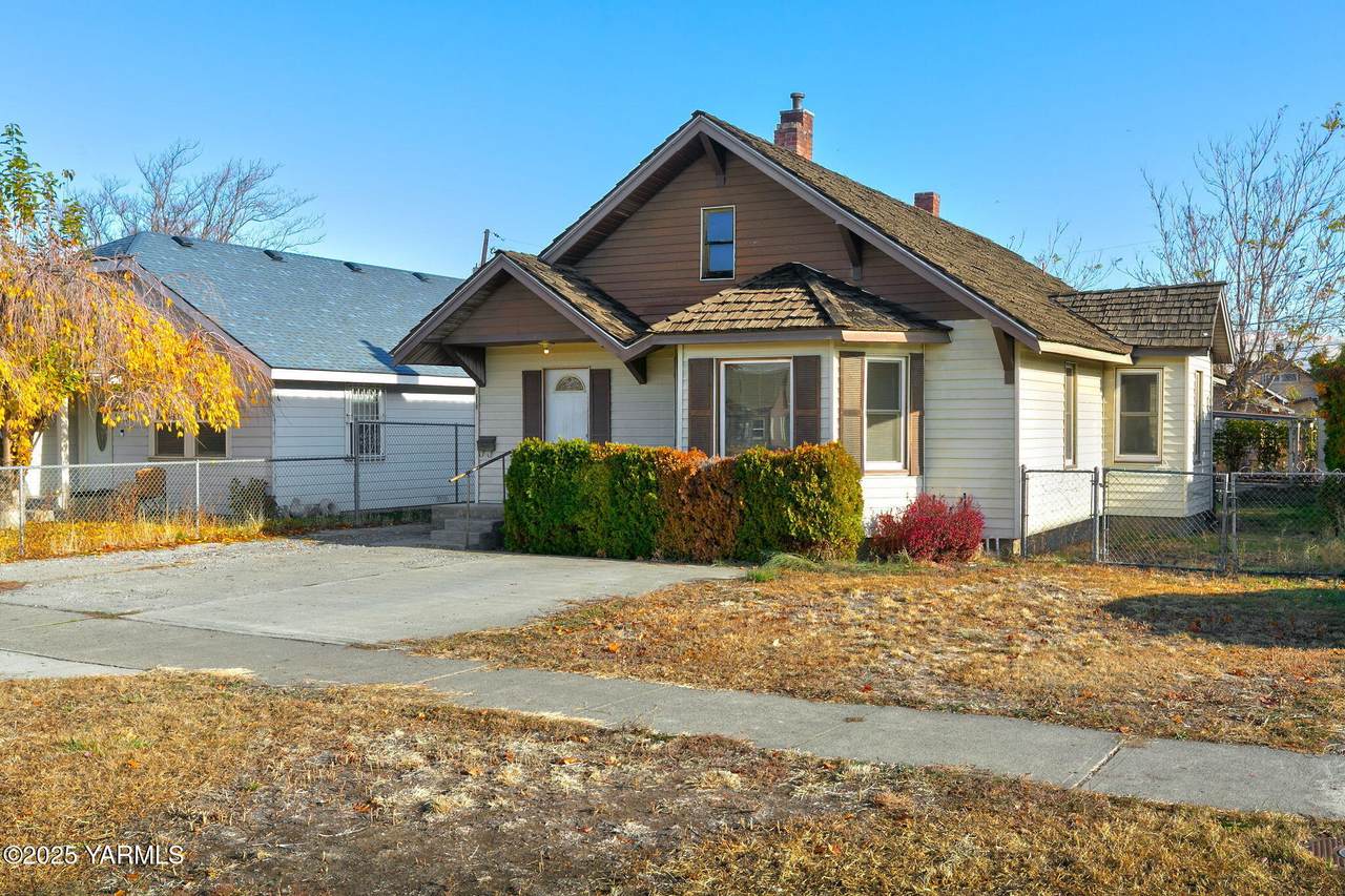 817 2ND St - Photo 1