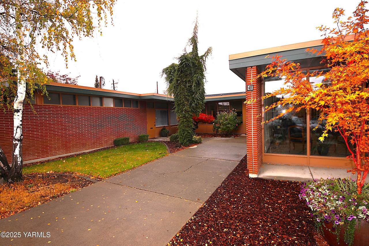 206 11th Ave - Photo 1