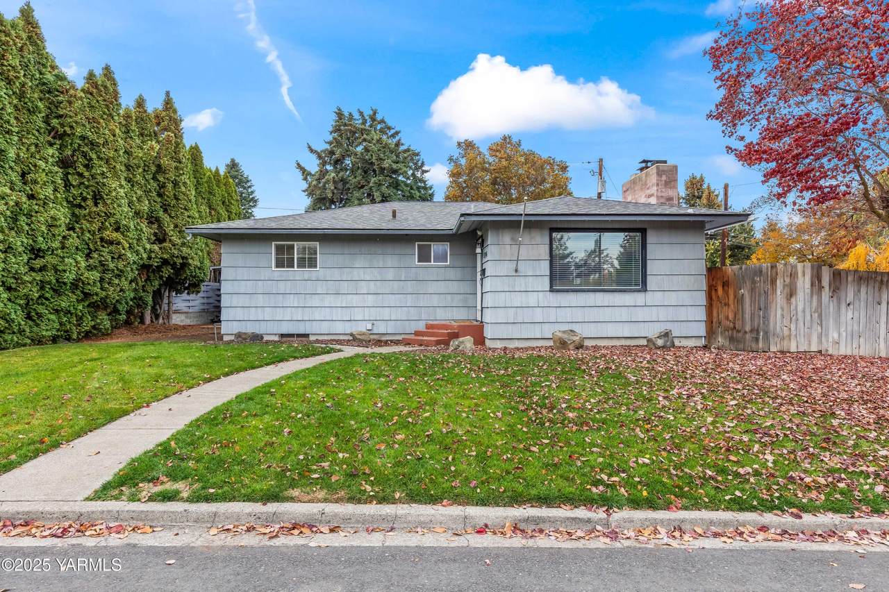 226 Cleman Ave - Photo 1