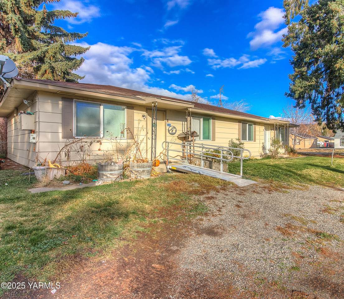 104 Moxee Ave - Photo 1