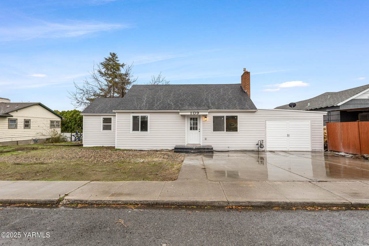 109 Hemlock Ave - Photo 1