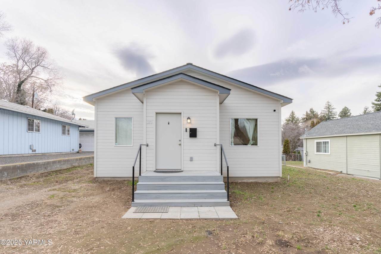 212 30th Ave - Photo 1