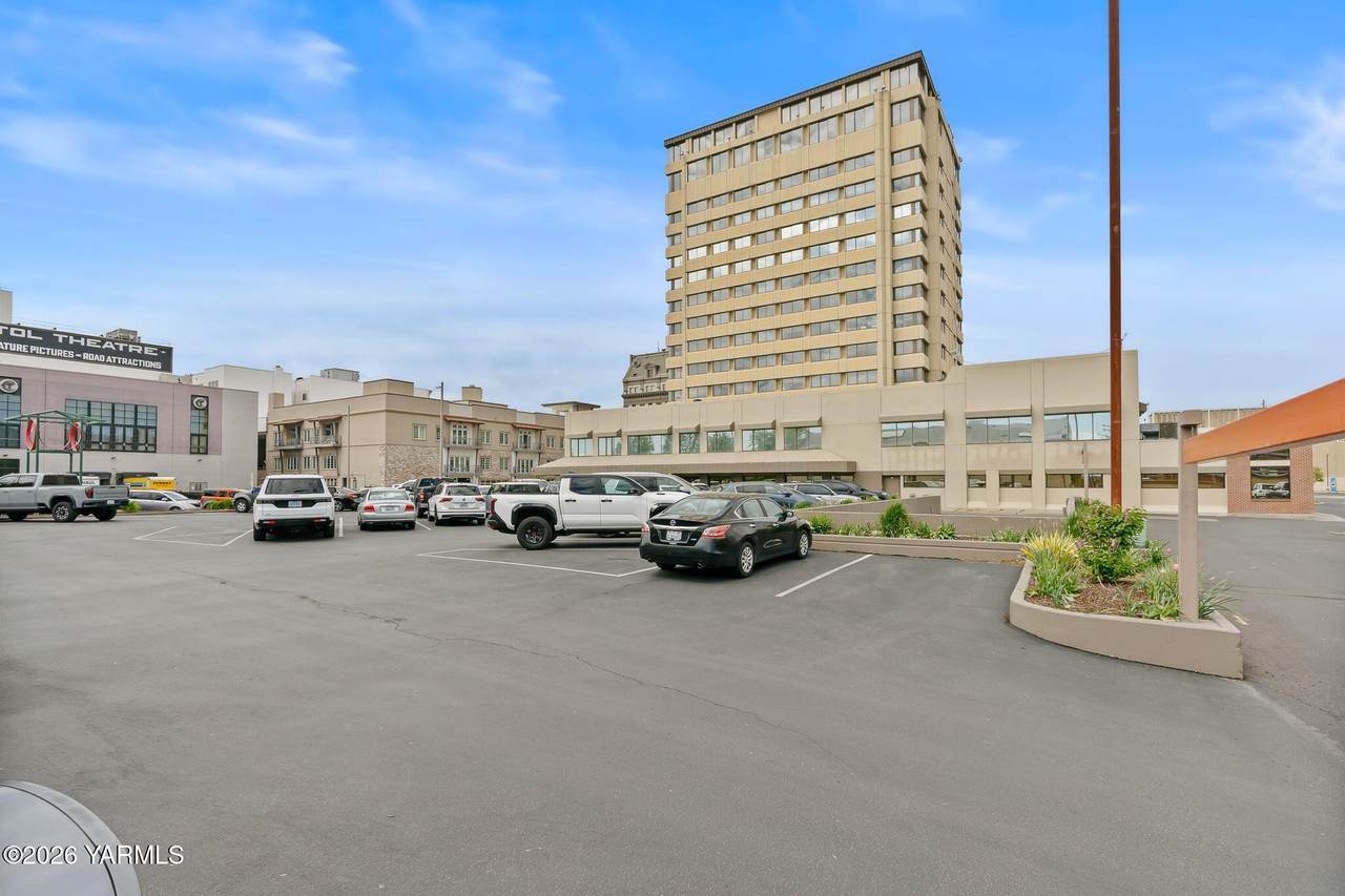 402 Yakima Ave - Photo 1