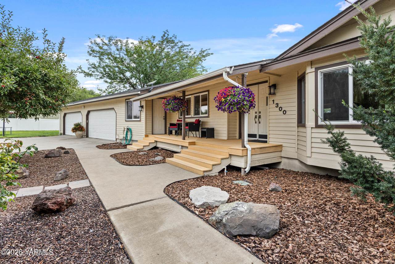 1300 Meadowlark Ln - Photo 1