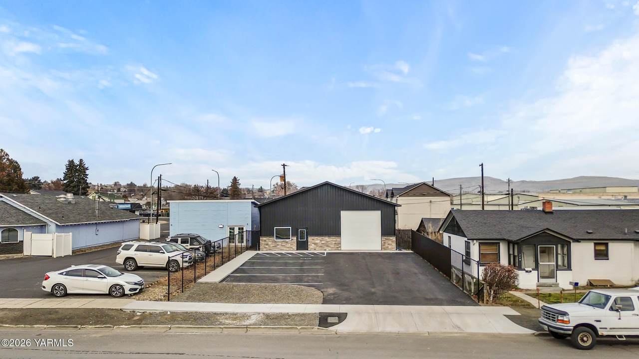  Address Not Published - Photo 1