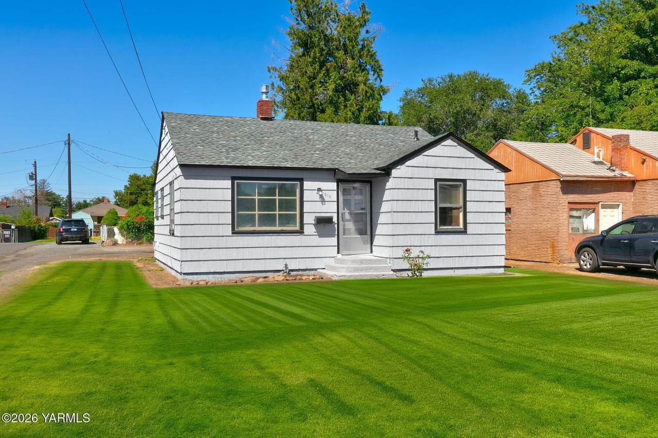 1010 8th Ave - Photo 1