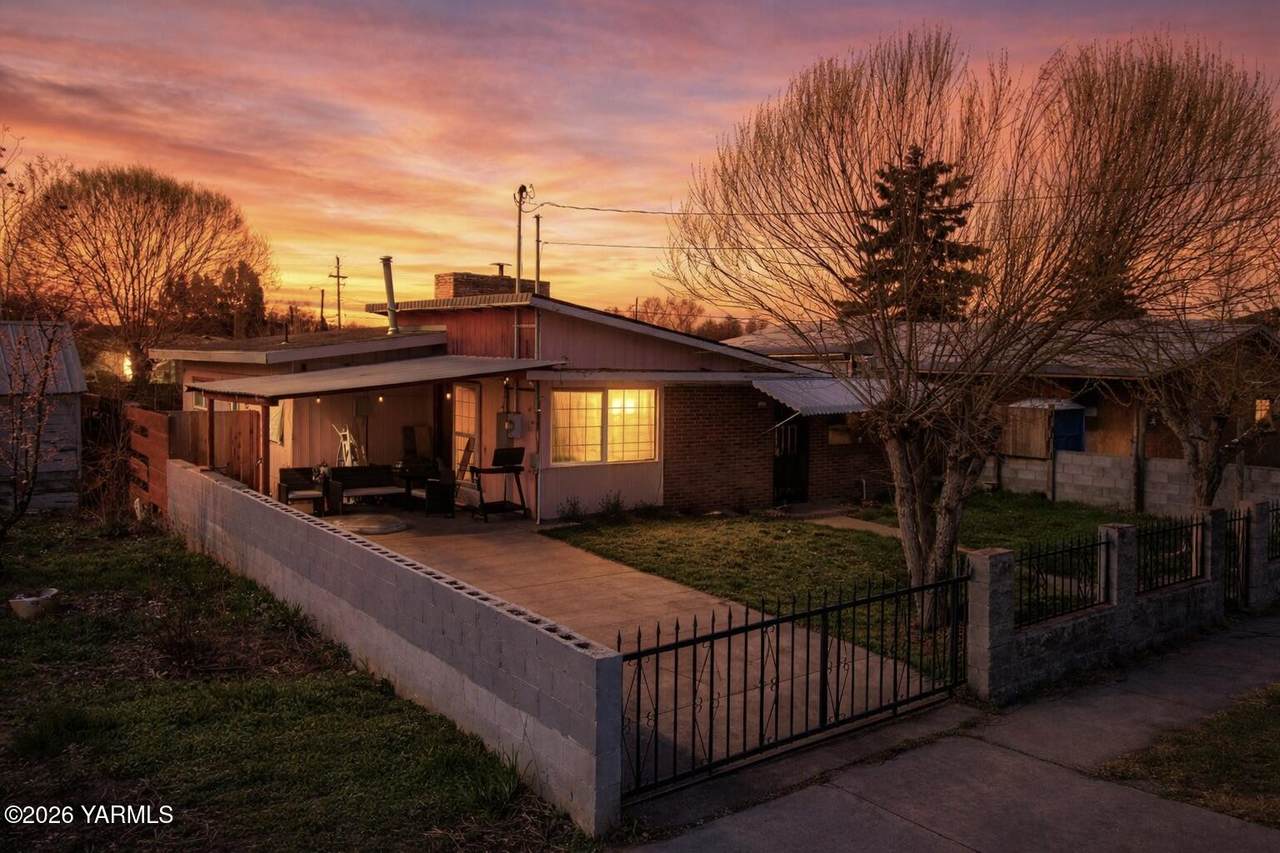 203 Hawthorne St - Photo 1
