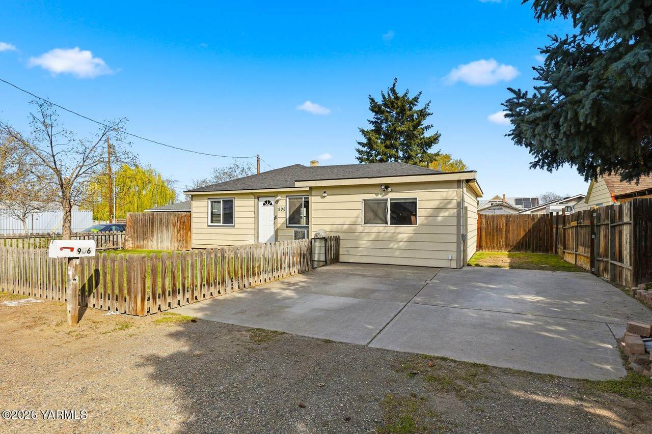906 Entiat Ave - Photo 1