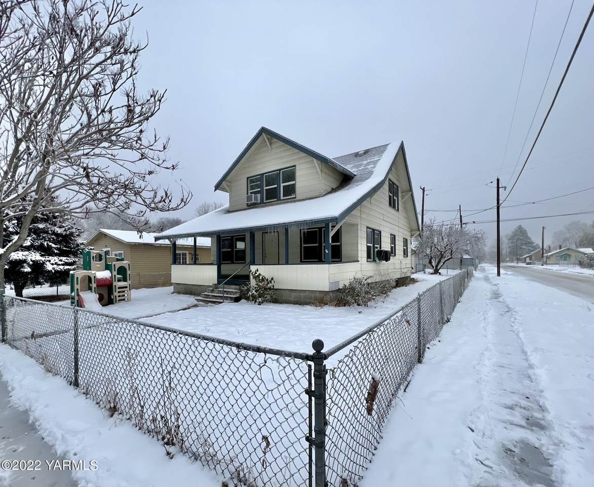 1320 Roosevelt Ave - Photo 1