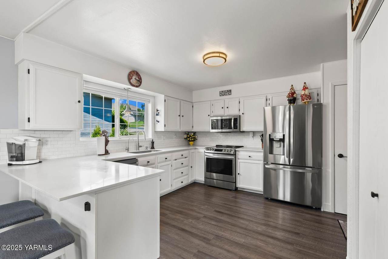602 57th St - Photo 1