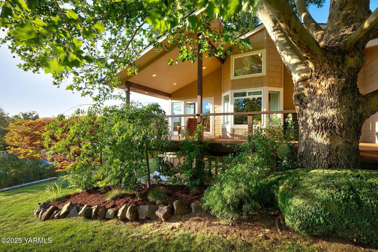 622 Country Club Dr - Photo 1