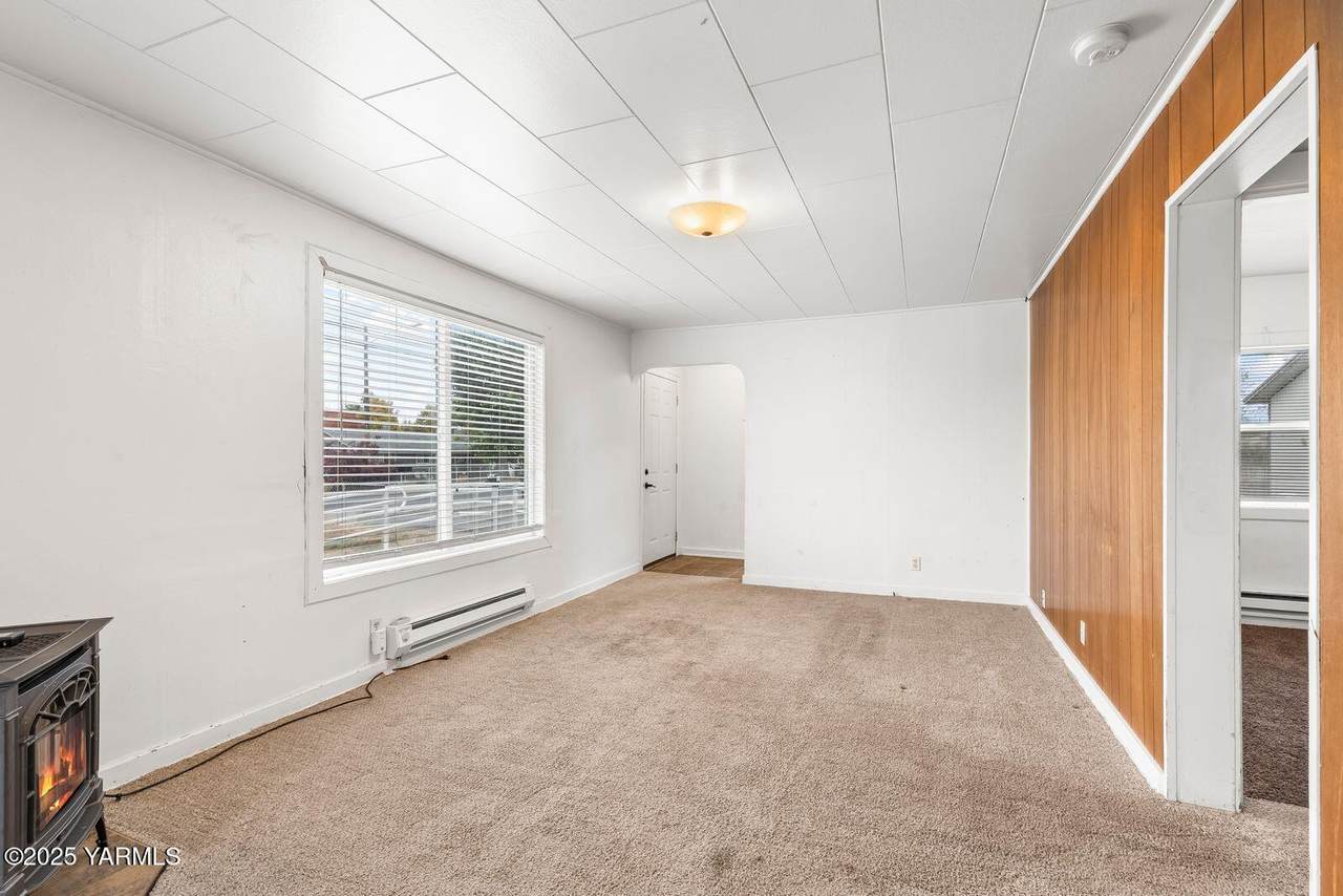 1106 68th Ave - Photo 1