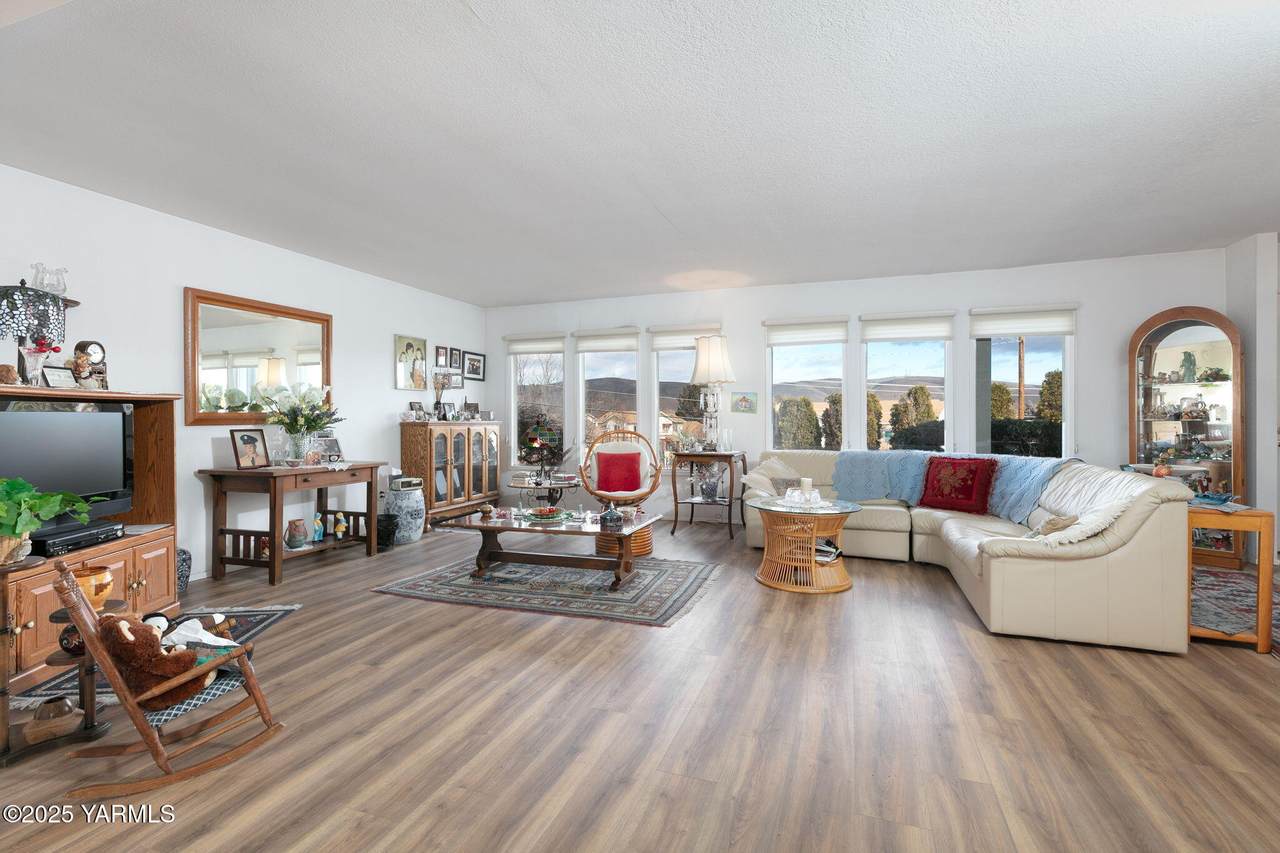 3008 Englewood Ave - Photo 1