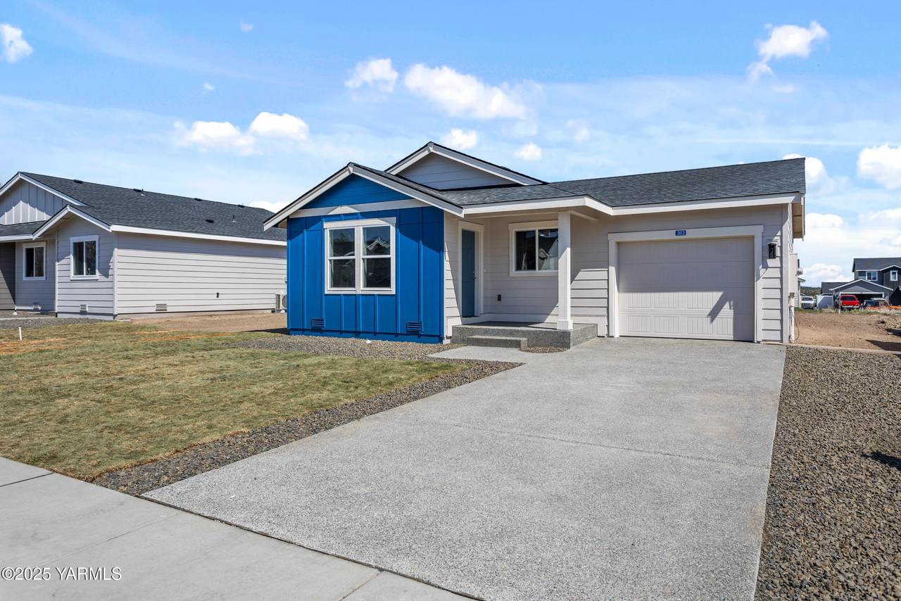 302 Aspen St - Photo 1