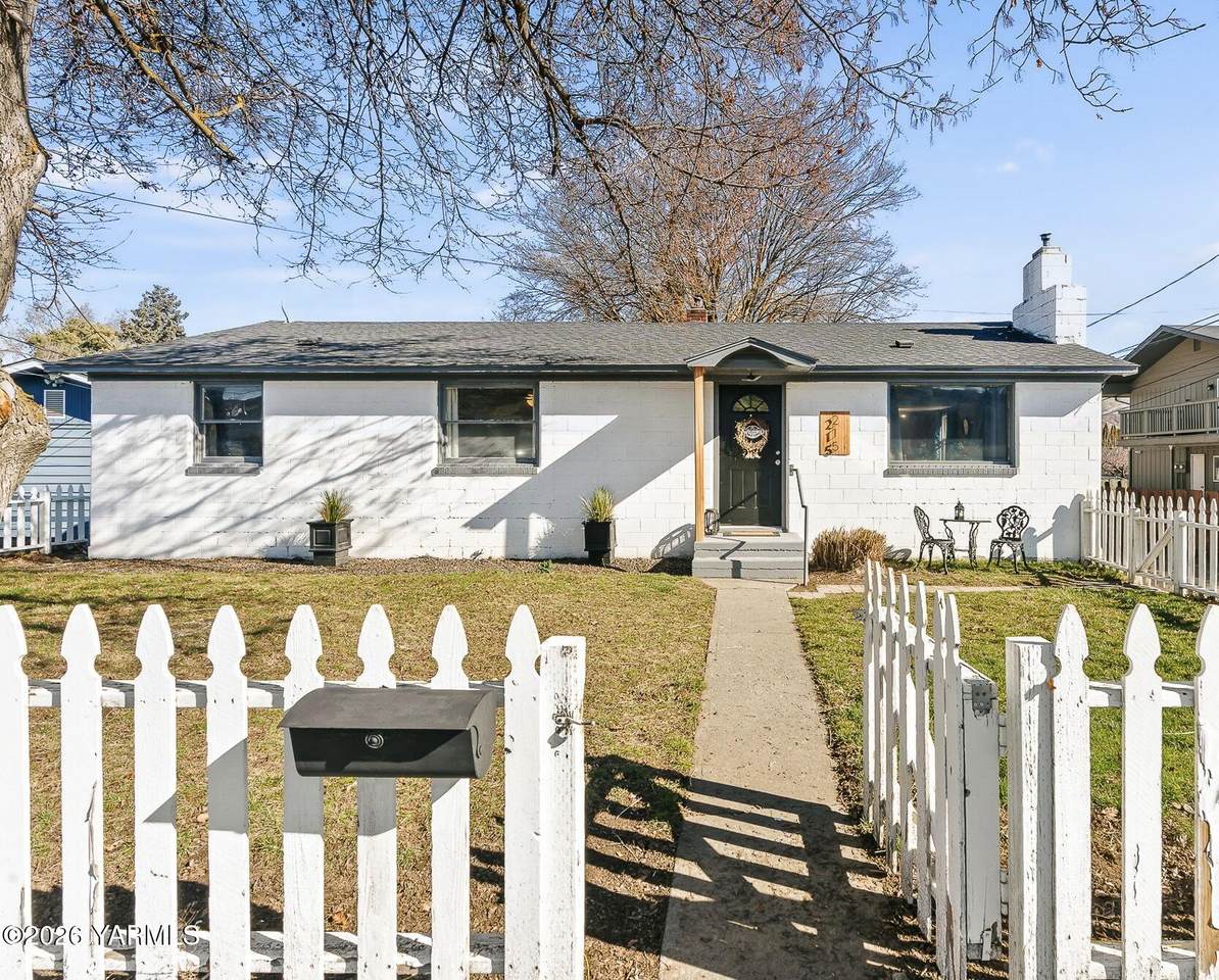 215 3rd St - Photo 1