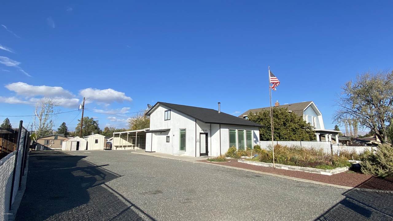 4203 Storm Ave - Photo 1