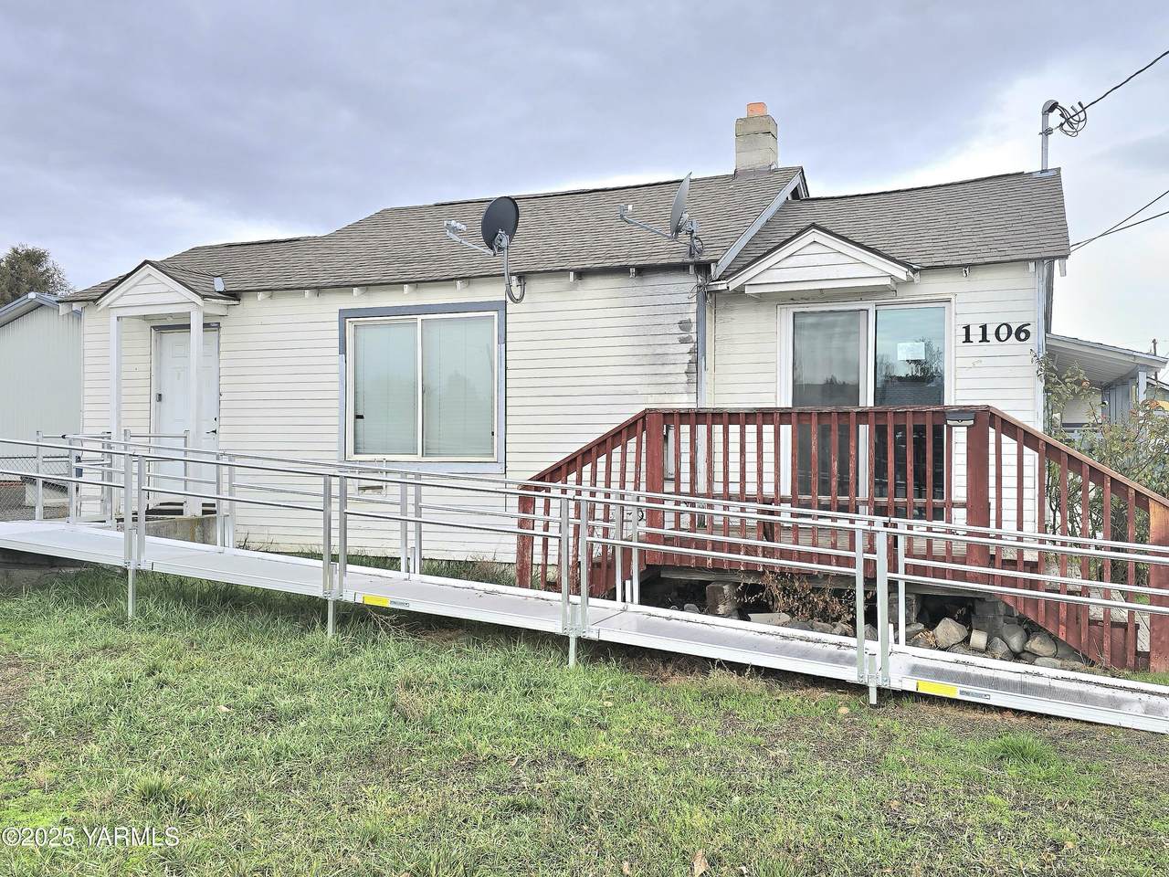 1106 68th Ave - Photo 1