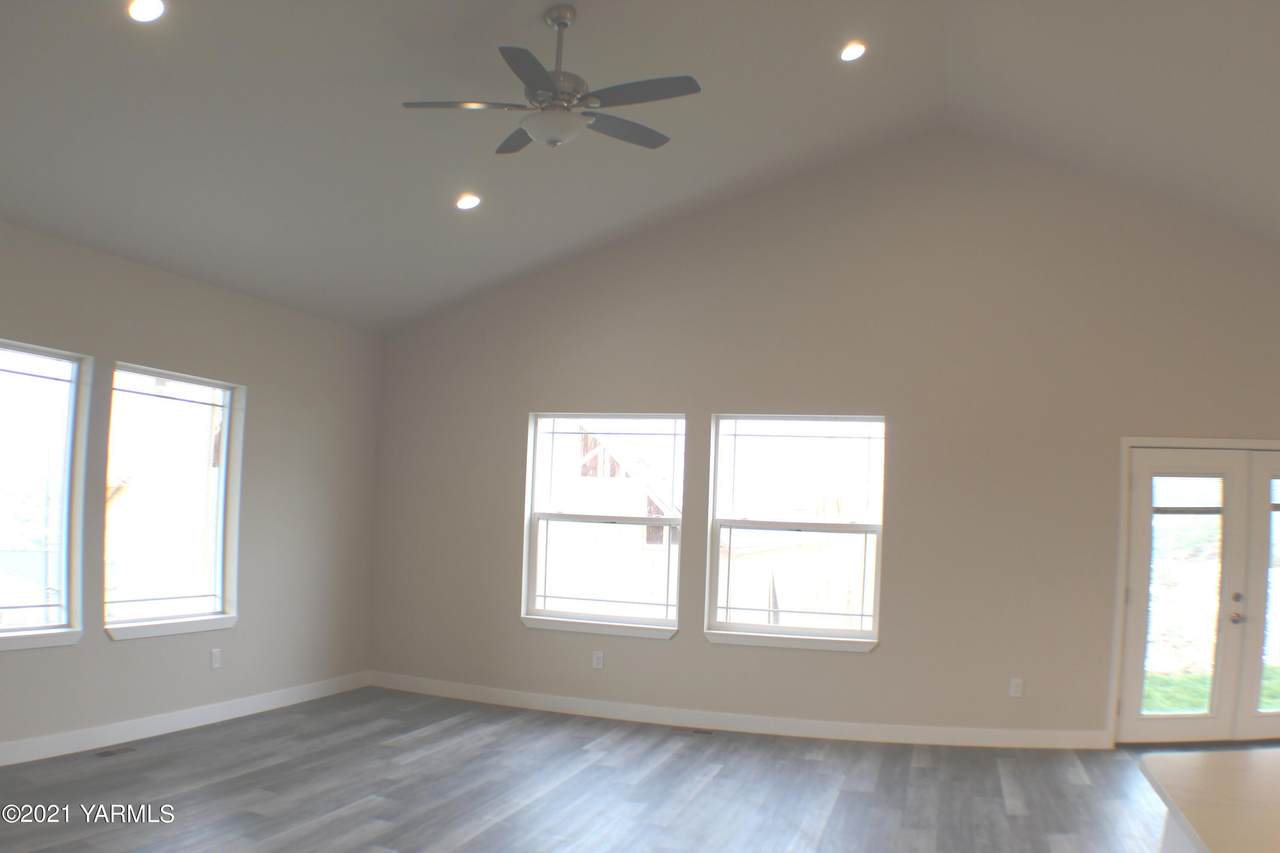1212 Heritage Hills Ln - Photo 1