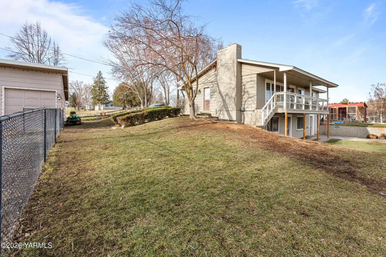 2720 Selah Loop Rd - Photo 1