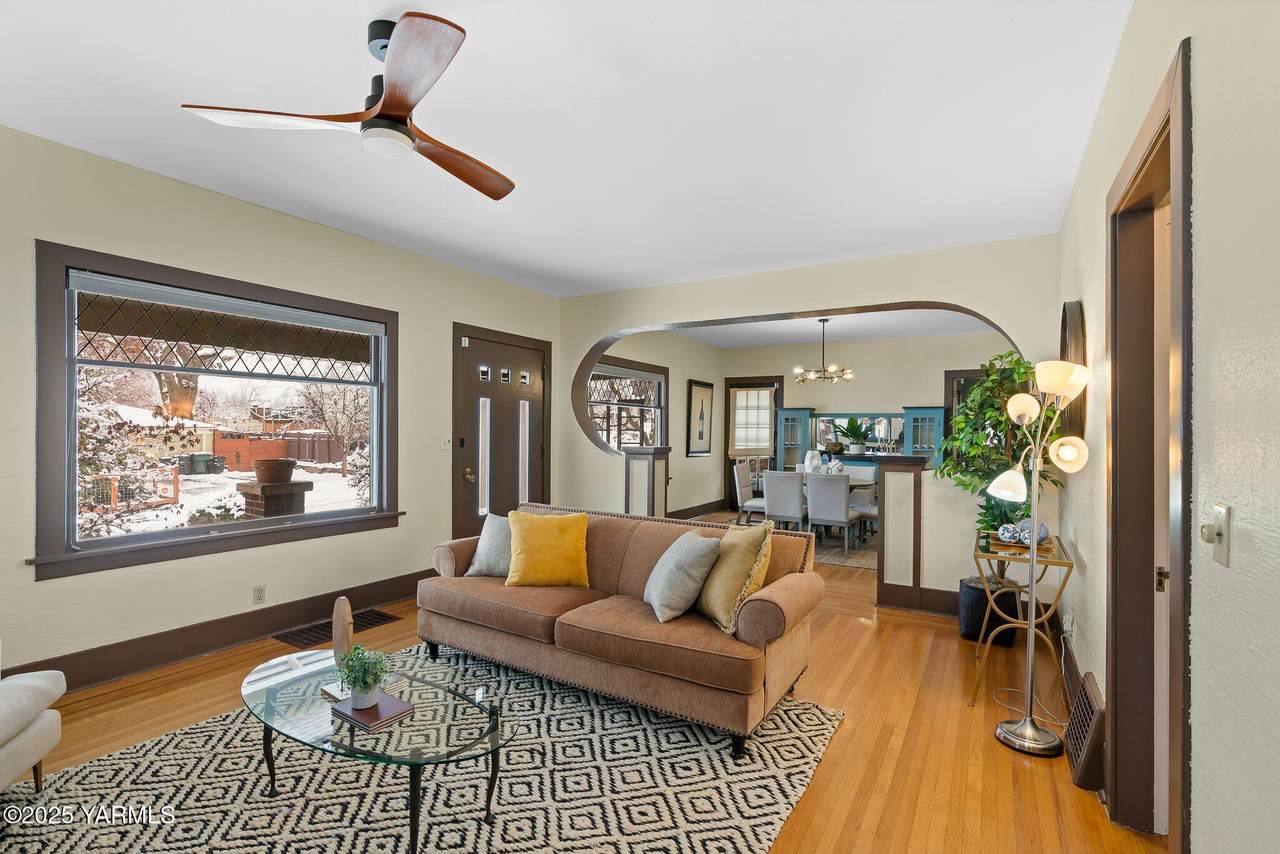 112 22nd Ave - Photo 1