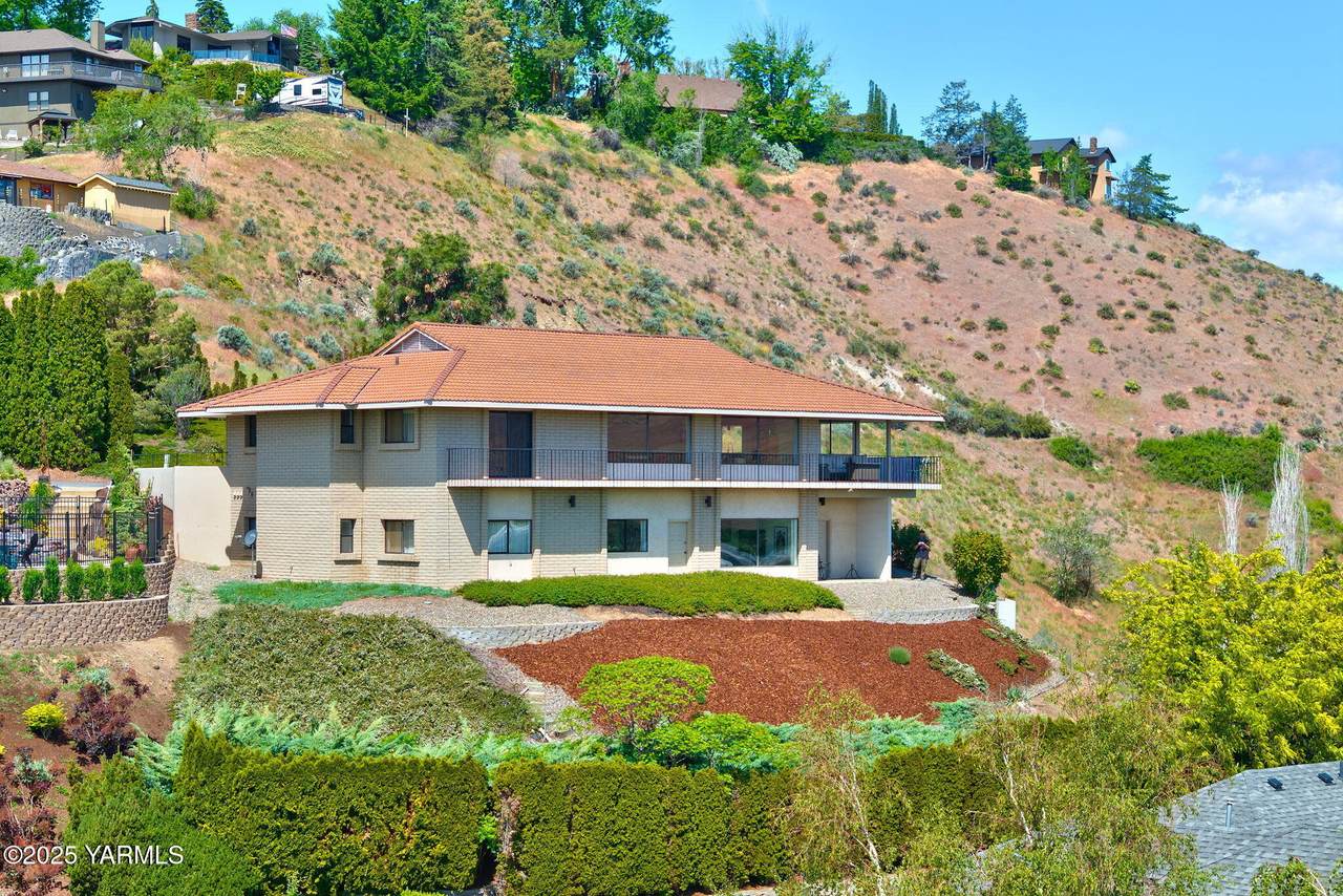 1011 42nd Pl - Photo 1