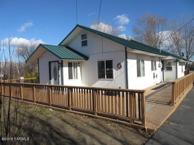 1631 Selah Loop Rd - Photo 1
