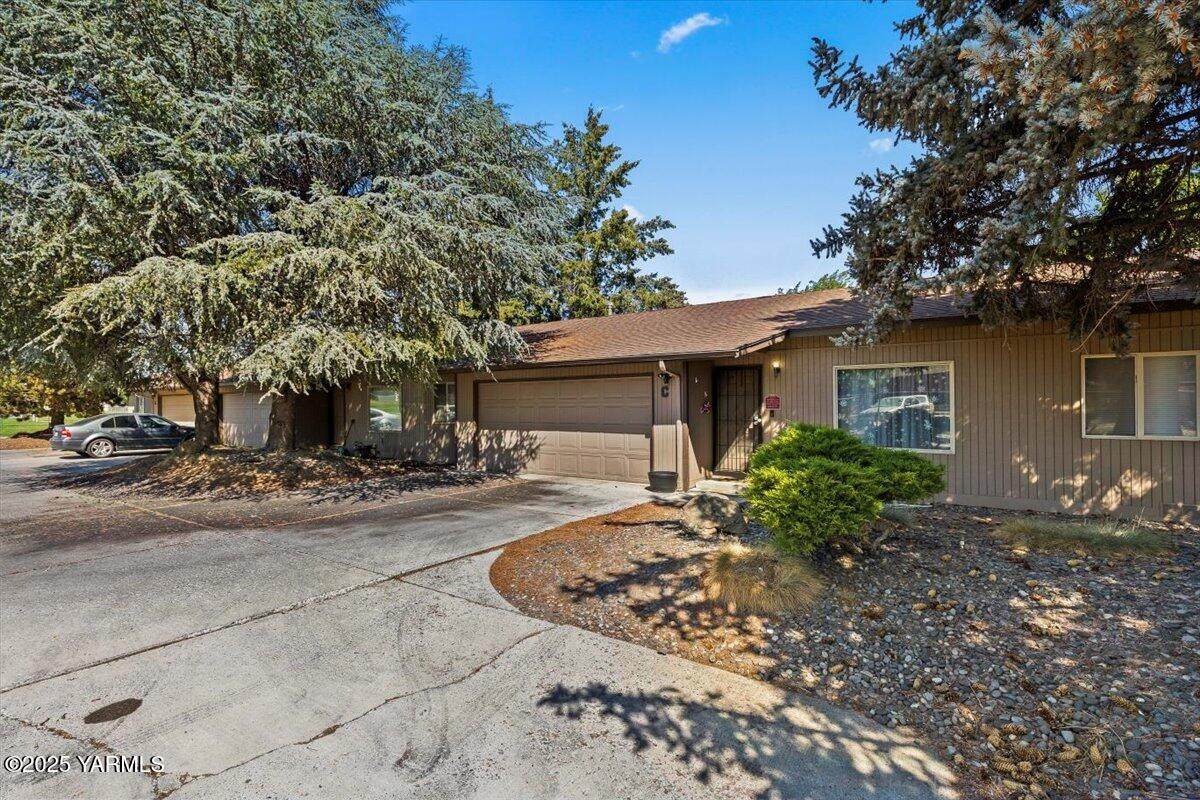 4604 Nob Hill Blvd - Photo 1