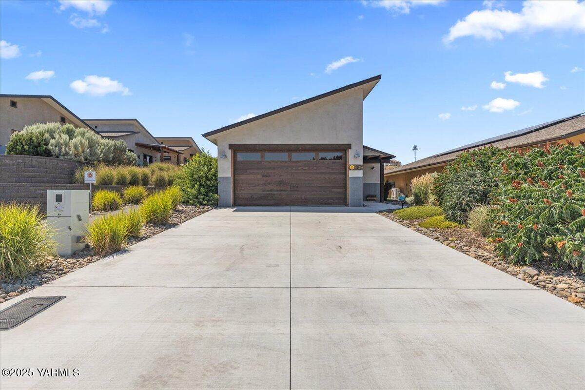 800 Selah Vista Way - Photo 1