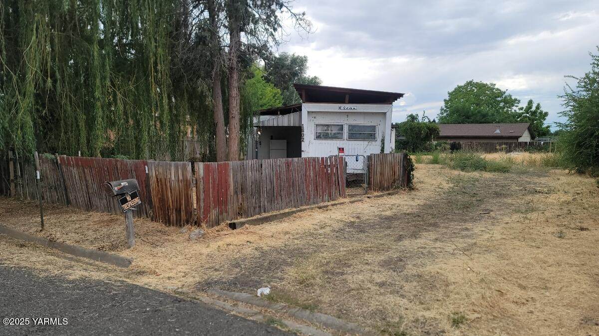 1602 9th Ave - Photo 1