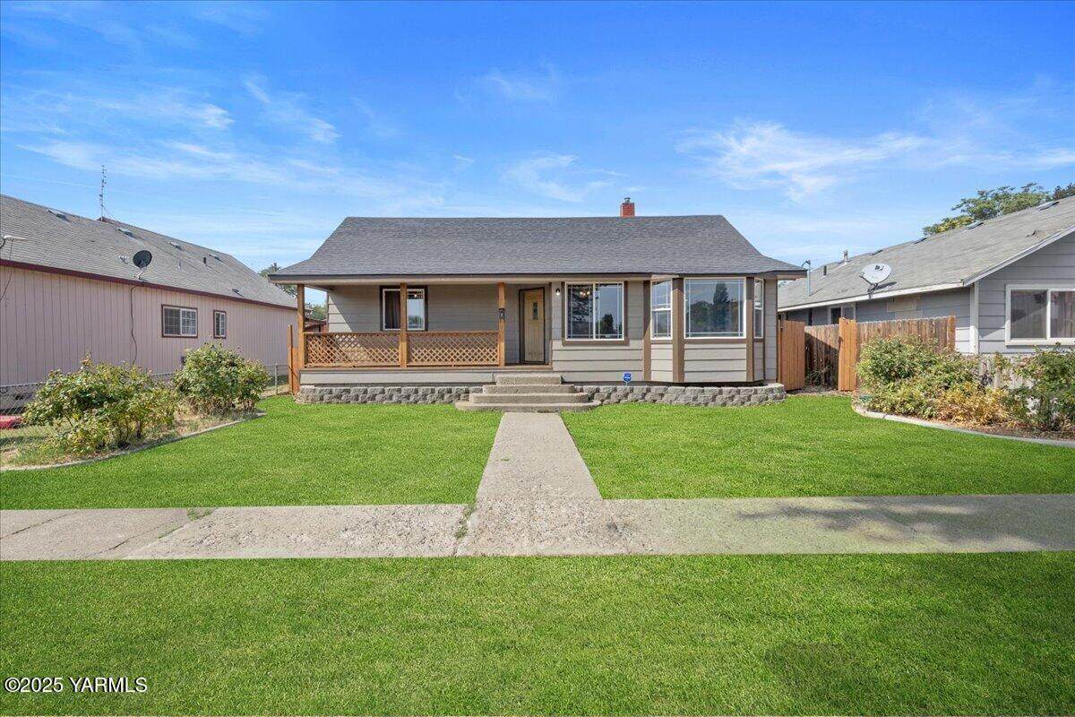 603 Toppenish Ave - Photo 1